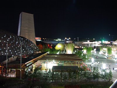 夜の日本広場