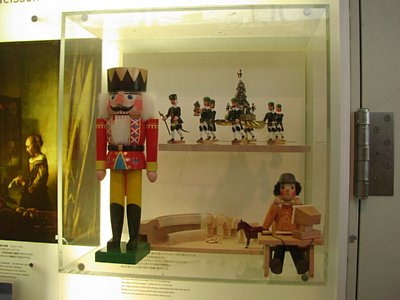 ドイツ館入口前展示　人形のディスプレイ