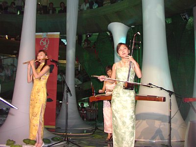 中国音楽の演奏（左側の3人）