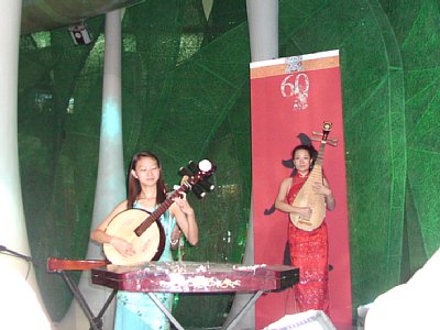 中国音楽の演奏（右側の2人）