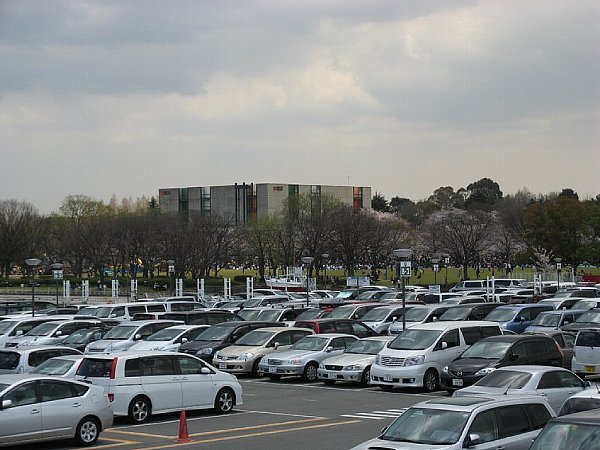 日本庭園前駐車場よりEXPO'70パビリオンを望む