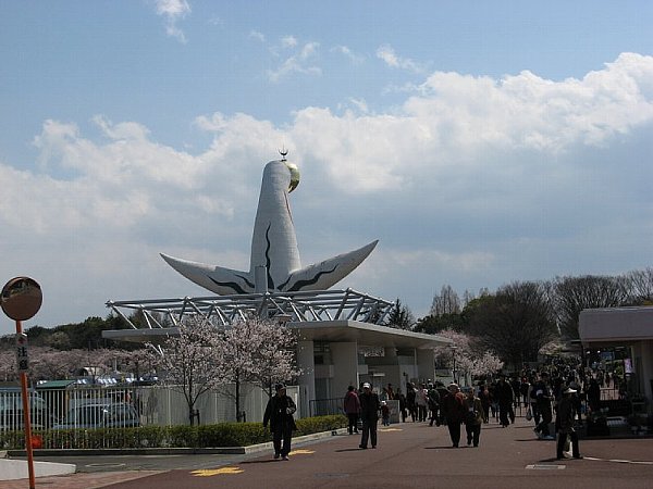 日本庭園前ゲート越しの太陽の塔
