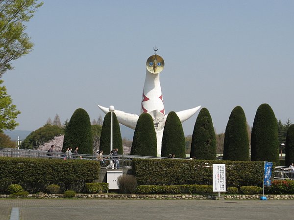 中央イベント広場から見た太陽の塔
